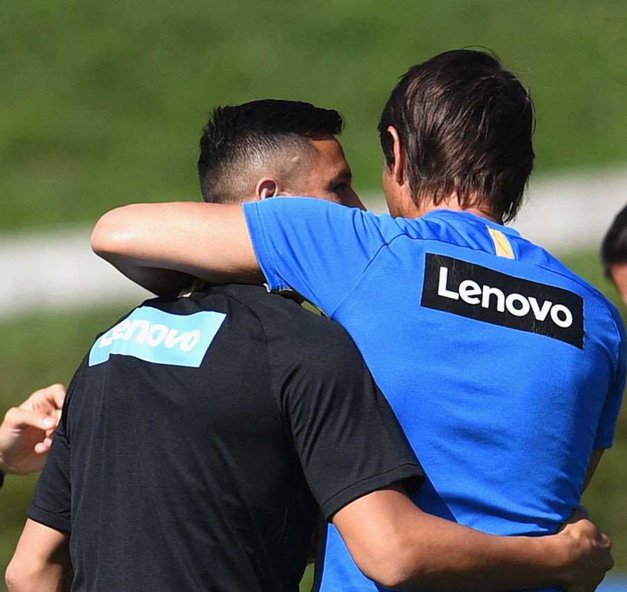 Alexis Sanchez sembra gi&agrave; a suo agio ad Appiano Gentile: il cileno appena arrivato dal Manchester United sfoggia sorrisi all'allenamento, con le foto pubblicate dal sito del club che lo immortalano mentre abbraccia il tecnico Antonio Conte, ride con Romelu Lukaku e si esibisce in una pregevole semisforbiciata.