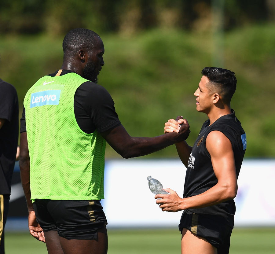Alexis Sanchez sembra gi&agrave; a suo agio ad Appiano Gentile: il cileno appena arrivato dal Manchester United sfoggia sorrisi all'allenamento, con le foto pubblicate dal sito del club che lo immortalano mentre abbraccia il tecnico Antonio Conte, ride con Romelu Lukaku e si esibisce in una pregevole semisforbiciata.