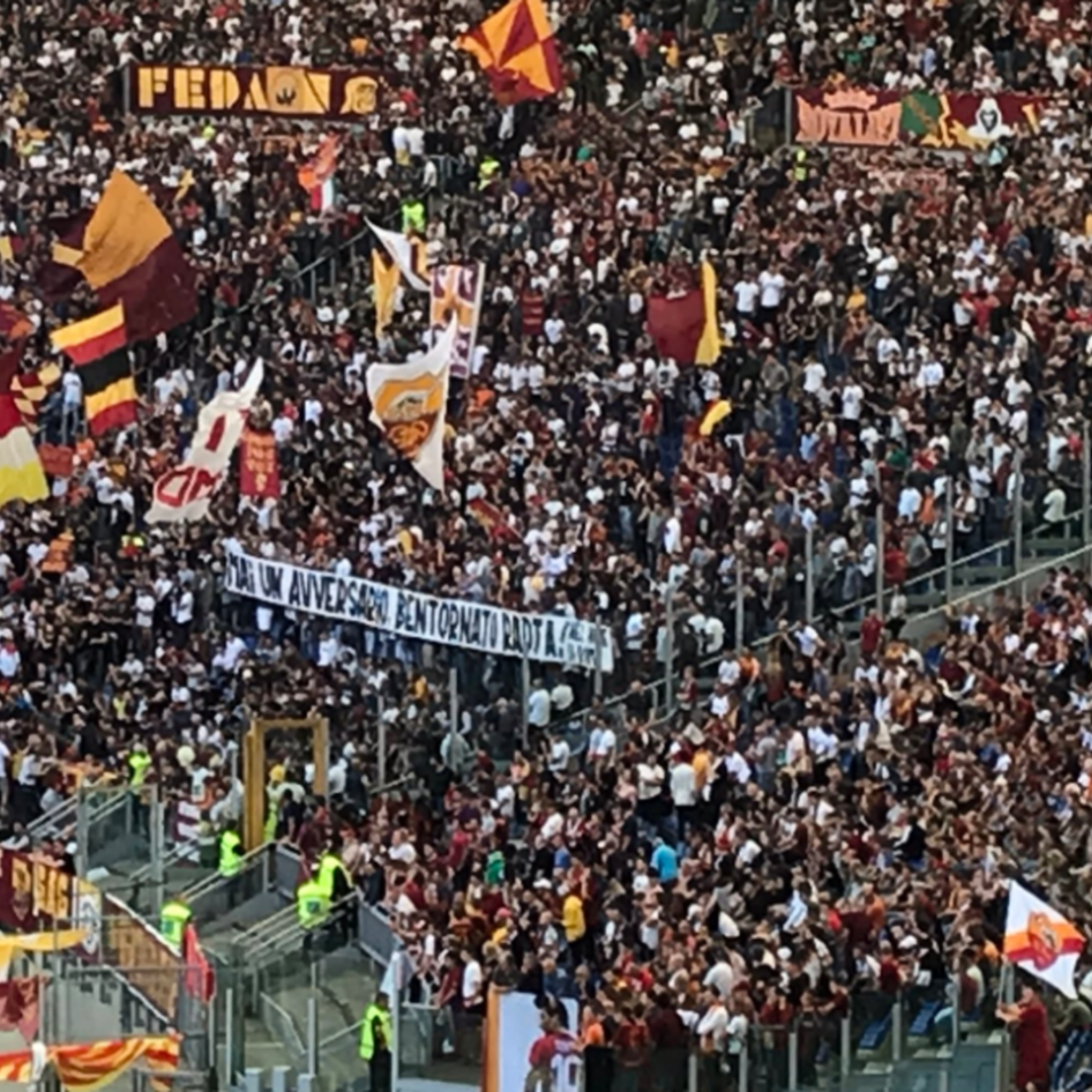 Roma, la Curva Sud omaggia Nainggolan: "Non sarai mai un avversario, bentornato Radja"