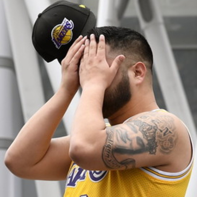 Kobe Bryant, tifosi dei Lakers in lacrime fuori dallo Staples Center