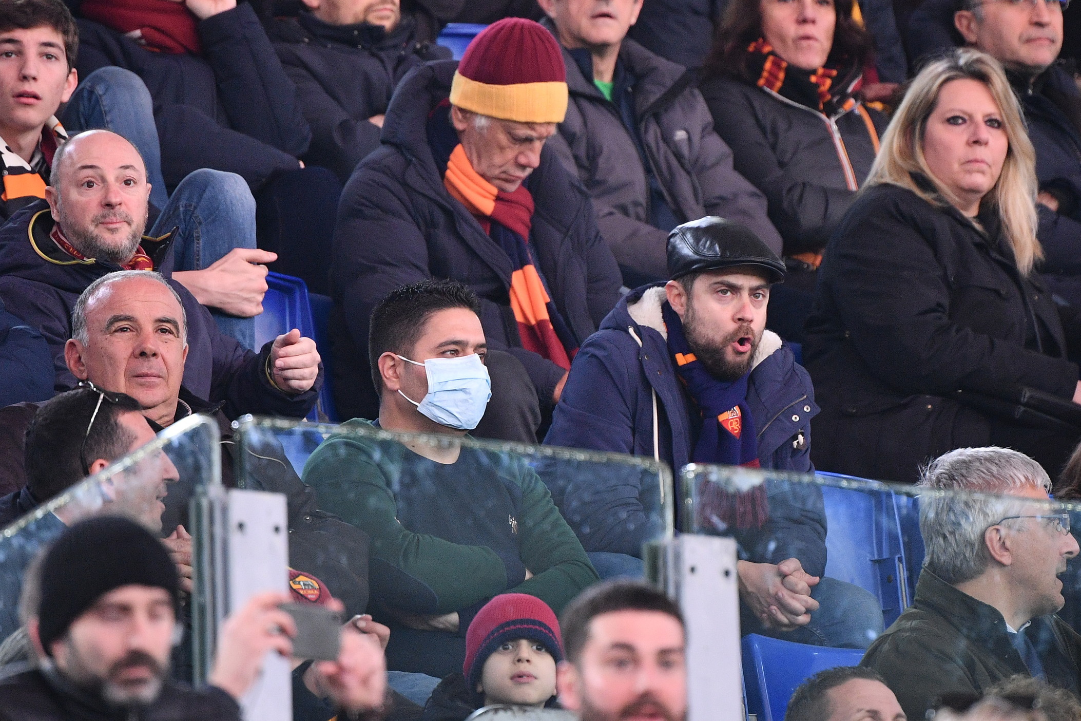 Roma-Lecce: tifosi all'Olimpico con la mascherina per il coronavirus - foto 5