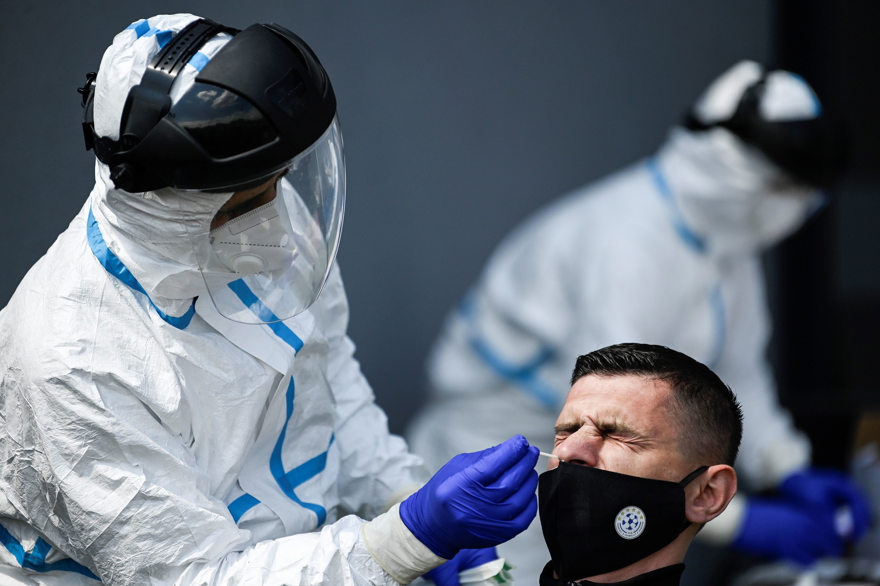 Il Kosovo, che il 14 marzo aveva stoppato gli eventi sportivi, si appresta a ricominciare anche con il calcio: arbitro, assistenti e staff medico in queste foto vengono sottoposti a tampone direttamente sul campo, nello stadio Fadil Vokrri&nbsp;di Pristina.