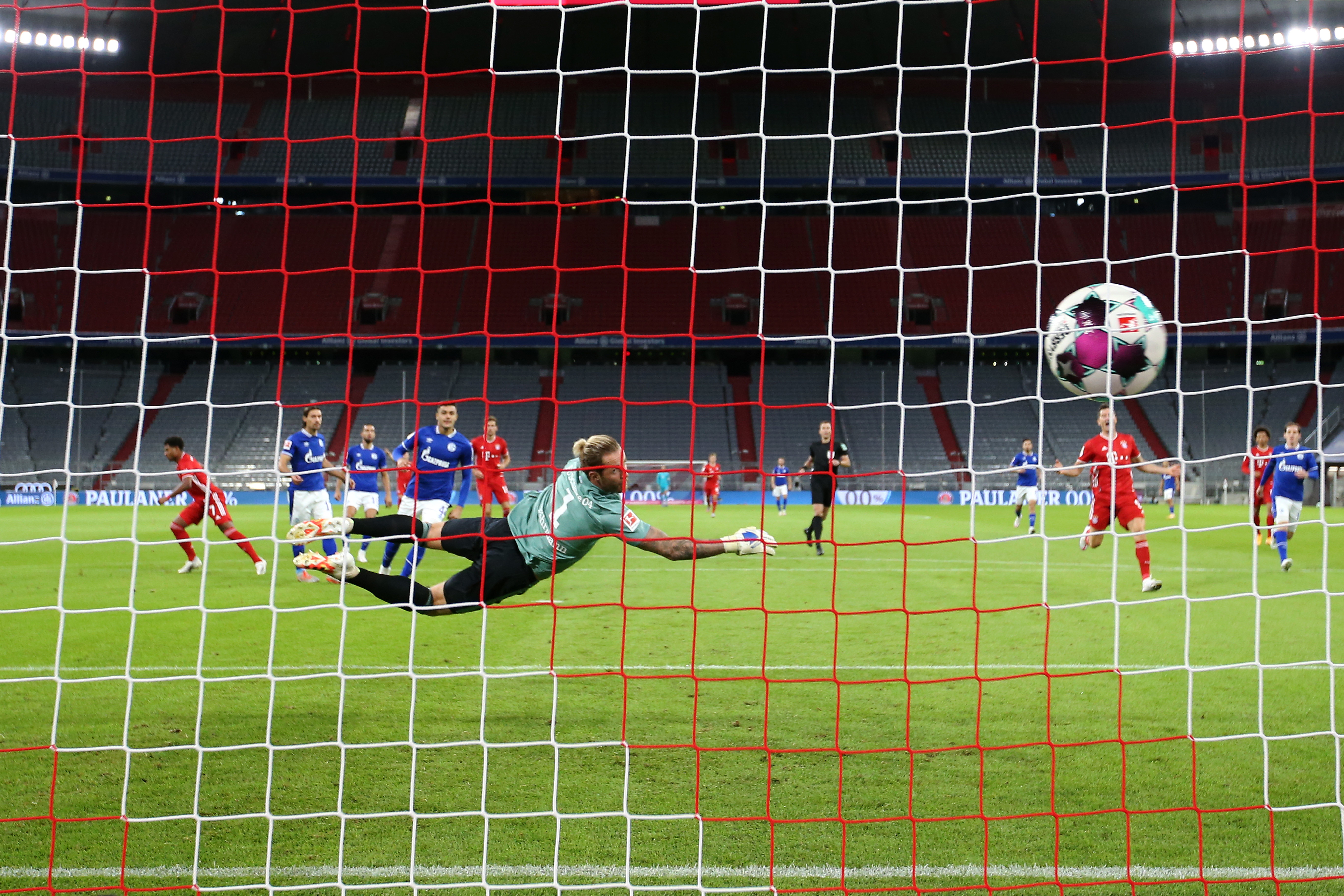 Bundesliga: esordio esagerato del Bayern, 8-0 allo Schalke ...