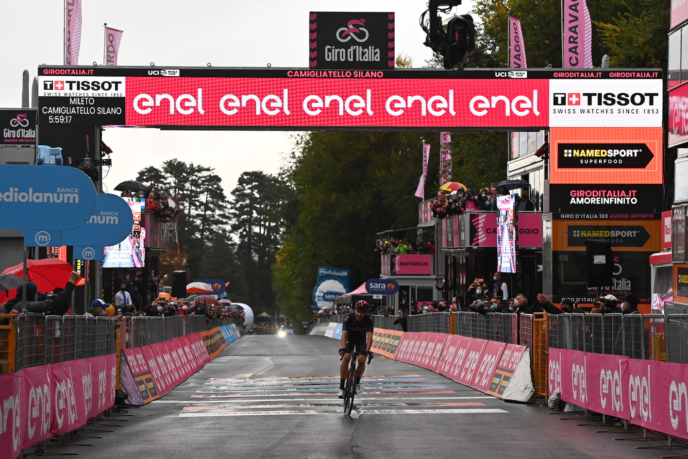 Giro d'Italia, impresa di Ganna sulla Sila. Almeida resta in rosa Giro d'Italia, impresa di Ganna sulla Sila. Almeida resta in rosa