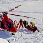 Paura ad Adelboden: Ford cade, batte la testa e travolge due addetti