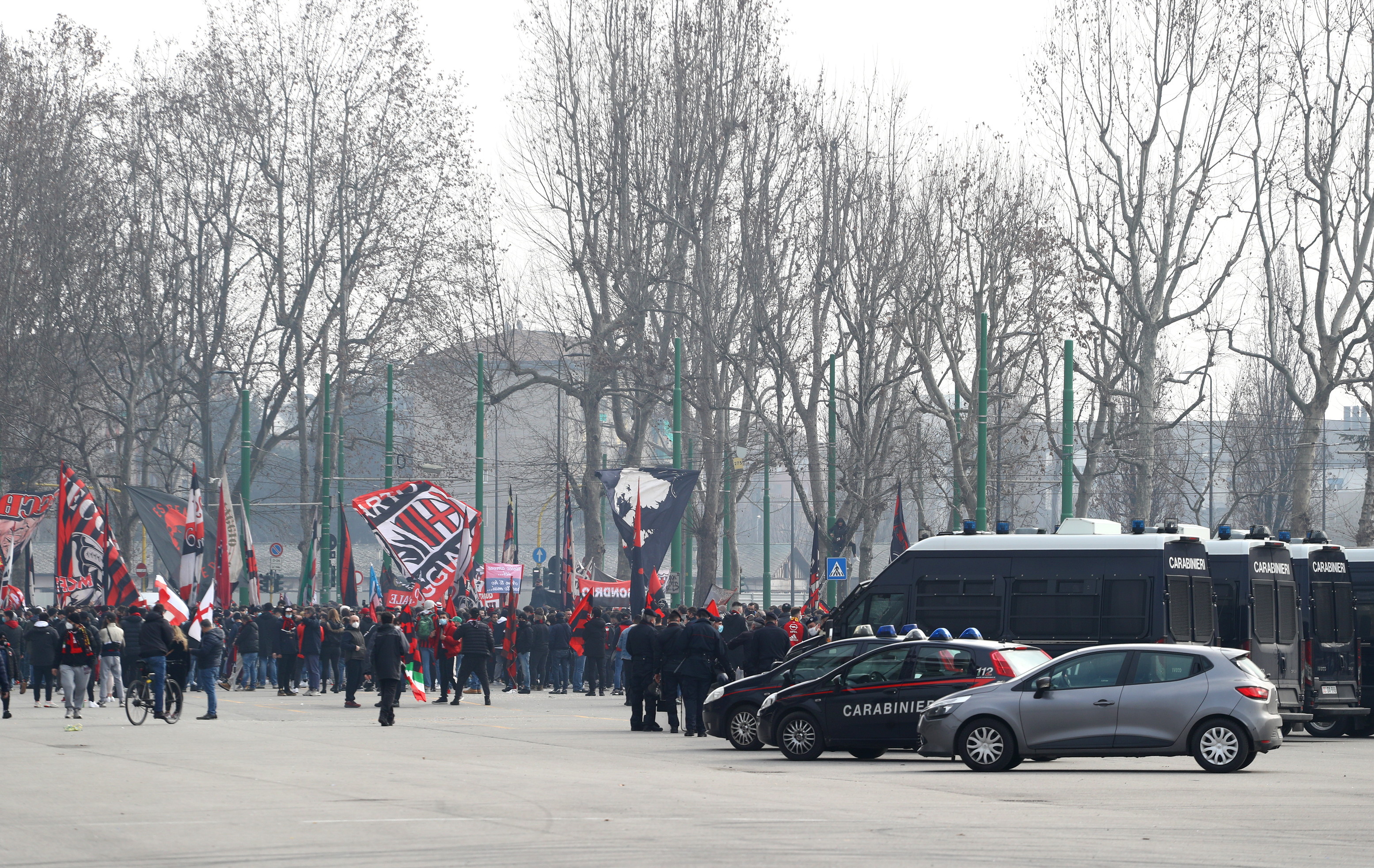 Cori, bandiere, petardi e fumogeni: circa 5000 tifosi dell'Inter si sono dati appuntamento nel piazzale del 'Baretto' di San Siro, punto di ritrovo della Curva Nord, dalla tarda mattinata, per supportare la squadra nel derby di oggi pomeriggio. Poco distante anche una delegazione di tifosi del Milan. Il divieto di assembramento imposto dal Governo per limitare la diffusione del Covid è stato di fatto dimenticato e il distanziamento praticamente inesistente. Molti hanno tenuto comunque la mascherina ma di fatto le regole sono passate in secondo piano. <br /><br />