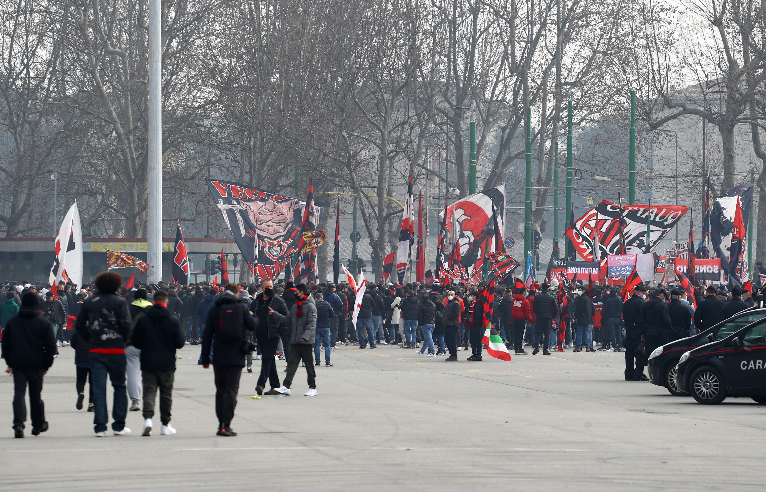 Cori, bandiere, petardi e fumogeni: circa 5000 tifosi dell'Inter si sono dati appuntamento nel piazzale del 'Baretto' di San Siro, punto di ritrovo della Curva Nord, dalla tarda mattinata, per supportare la squadra nel derby di oggi pomeriggio. Poco distante anche una delegazione di tifosi del Milan. Il divieto di assembramento imposto dal Governo per limitare la diffusione del Covid è stato di fatto dimenticato e il distanziamento praticamente inesistente. Molti hanno tenuto comunque la mascherina ma di fatto le regole sono passate in secondo piano. <br /><br />