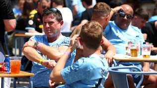 Birra a fiumi senza distanziamento, n&eacute; mascherine: i tifosi invadono Oporto