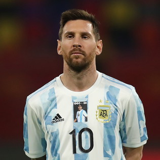 L'Argentina omaggia Maradona: statua e maglia in suo onore