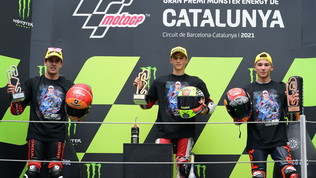 I ragazzi del Motomondiale sul podio con una maglietta per Dupasquier