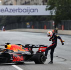 Verstappen, che botto! Rabbia e calcio alla gomma FOTO