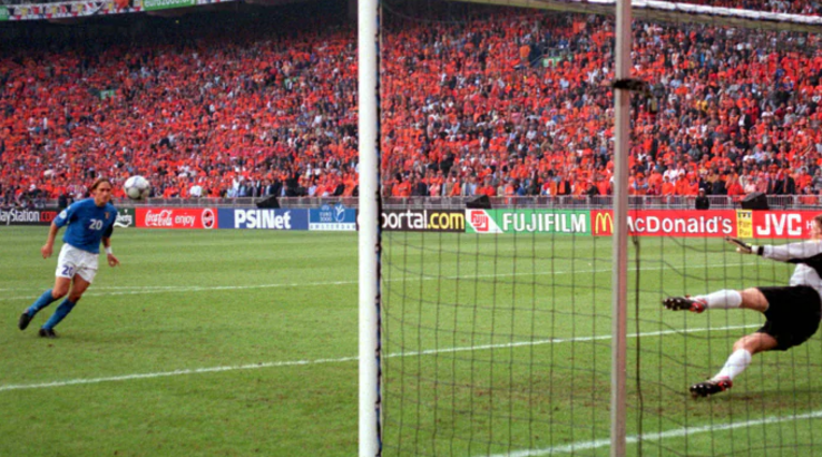 Totti: "Vi ricordate il cucchiaio?" | Seedorf replica: "Avete vinto poi?"