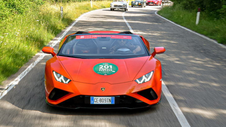 Alexa facciamo la 1000 Miglia, in Lamborghini