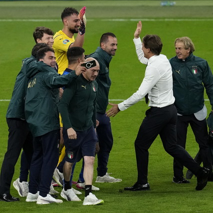 Donnarumma diventa cartoon: super parate grazie alle ali ...