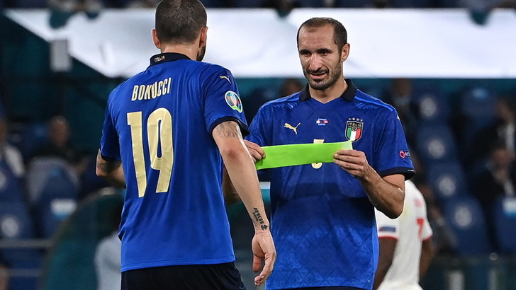 Bonucci e Chiellini, sfott&ograve; social: "Continuiamo a mangiare pastasciutta"