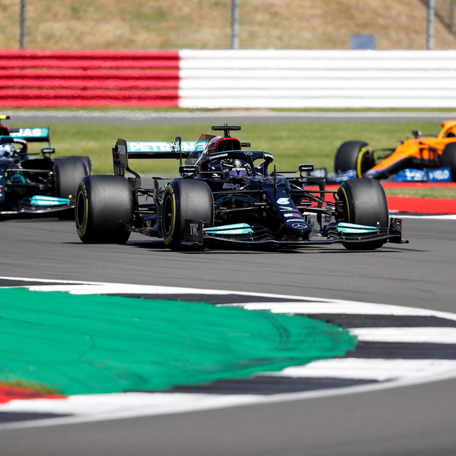 Hamilton, rimonta da applausi a Silverstone