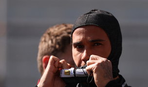 Insulti razzisti a Hamilton: condanna di Mercedes e FIA, solidariet&agrave; Red Bull