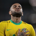Il Brasile vola in Giappone, Dani Alves sull'aereo fa lo... steward VIDEO