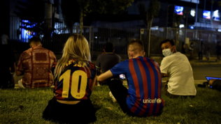 Fine dell'era Messi, tifosi disperati di fronte alla sede del Bar&ccedil;a