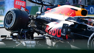 Scontro con Verstappen, la Red Bull sulla testa di Hamilton: l'Halo lo salva
