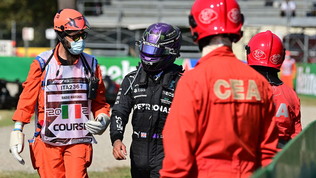 Lewis accusa: "Gesto opportunistico". Max (poi penalizzato): "Io corretto"