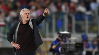 Roma, Mourinho: "Non parlo di arbitri e di Serie A, non giocherà la squadra dell'andata"