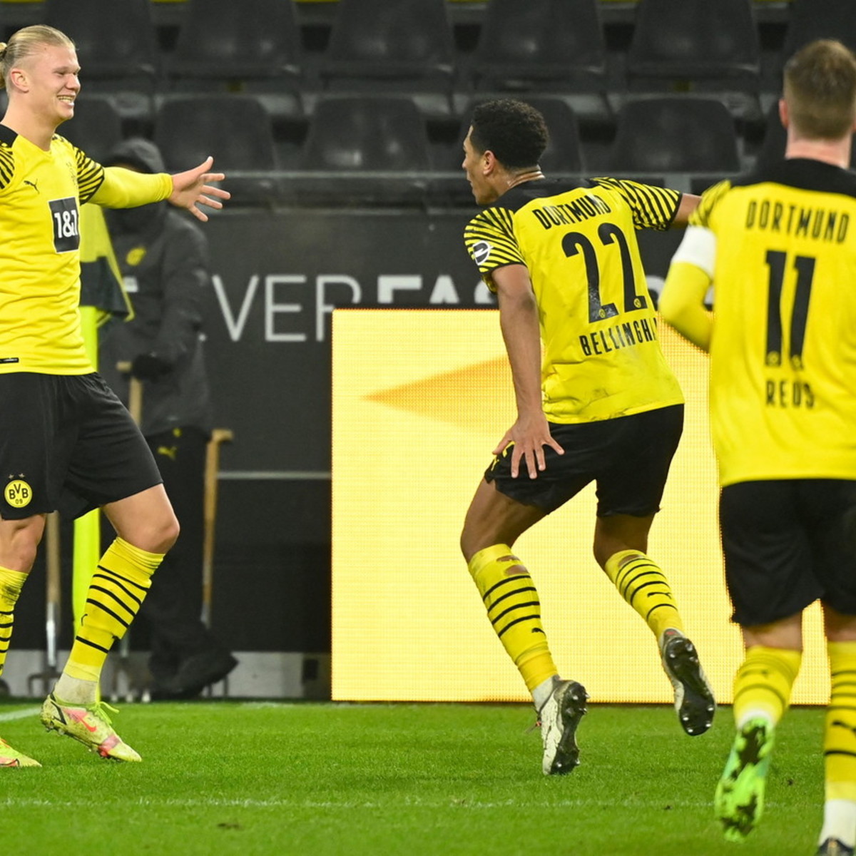 Sport Mediaset: Bundesliga: il Dortmund travolge 5-1 il Friburgo e mette pressione al Bayern