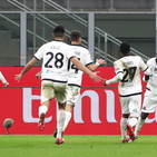 Gyasi, Agudelo e... l&#39;arbitro fermano il Milan: l&#39;Inter ringrazia e resta a +2