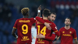 La Roma soffre ma ribalta il Lecce, Mou si regala l&#39;Inter ai quarti