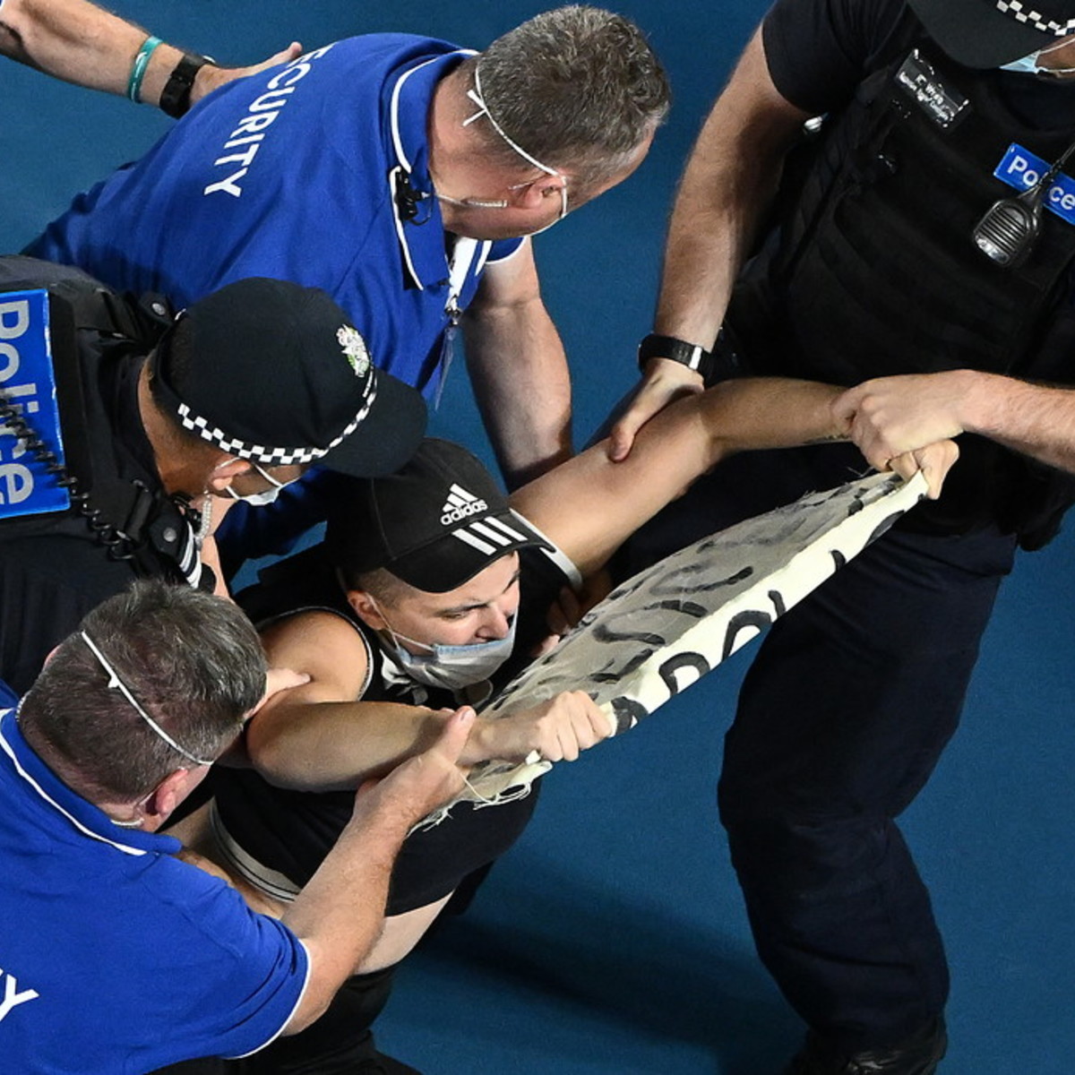 Australian Open, invasione di campo durante la finale: intervengono gli steward