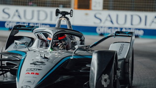 La Stella Mercedes brilla nelle notti mediorientali. Date tempo a Giovinazzi