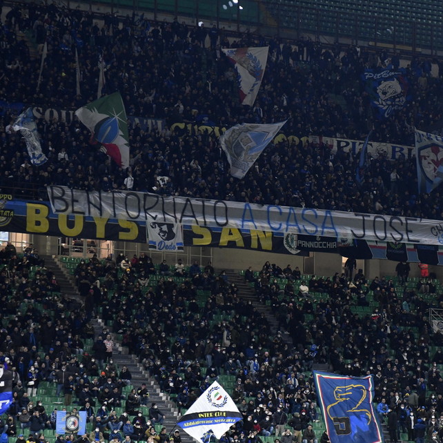 Inter-Roma, il ritorno a San Siro di Mourinho: cori, striscioni e baci