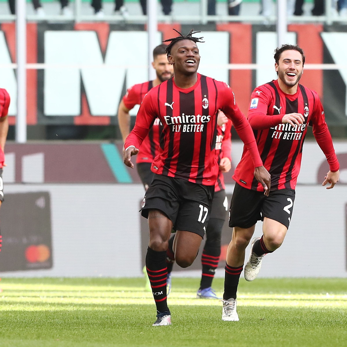 Il Milan sulla cresta dell'onda e senza limiti: Leao è straripante