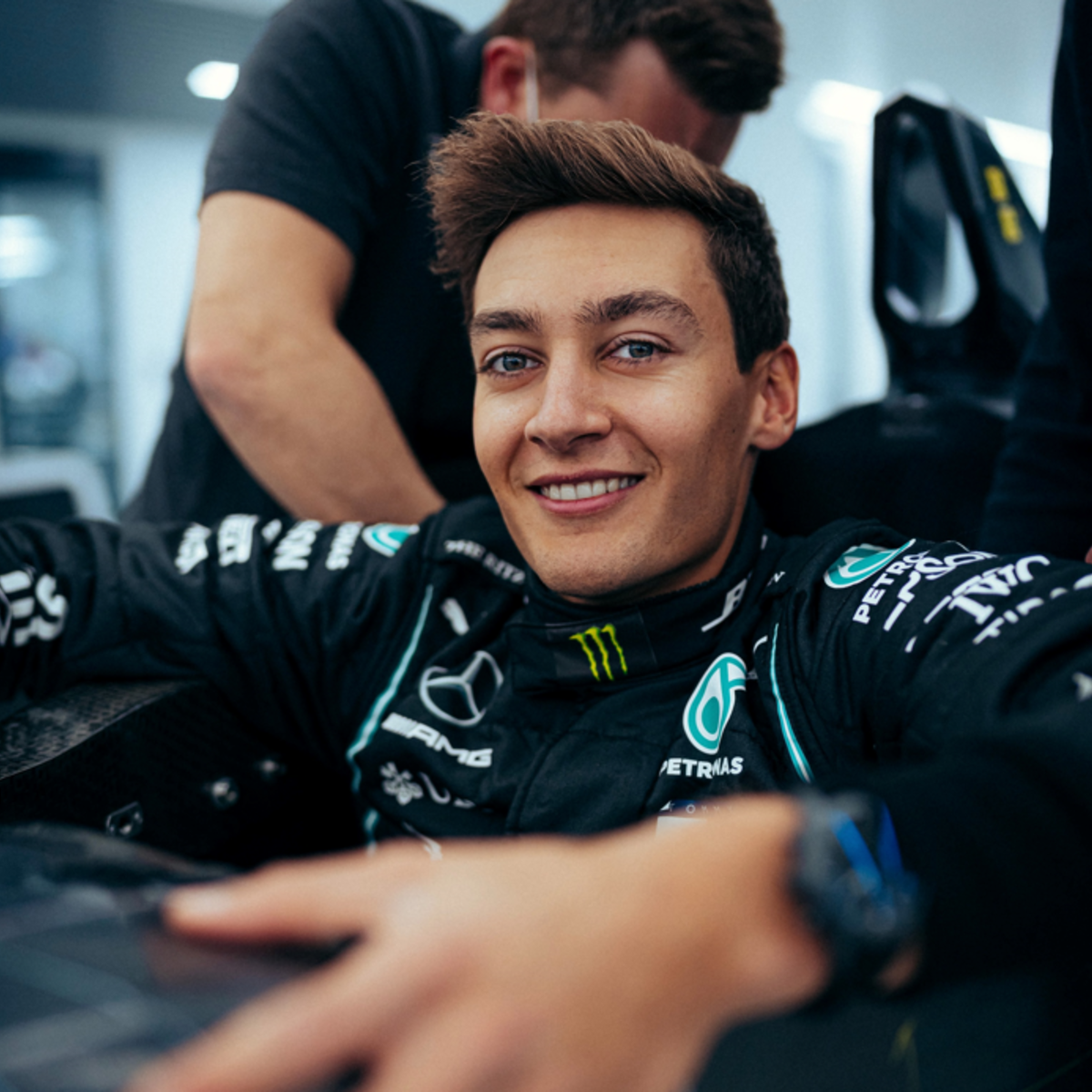 Happy Birthday, George! Russell festeggia dentro la Mercedes