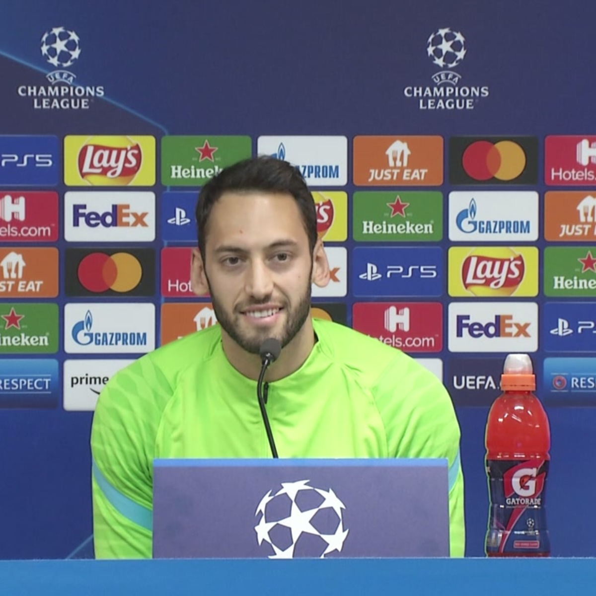 Calhanoglu: "Divertiamoci e vinciamo"