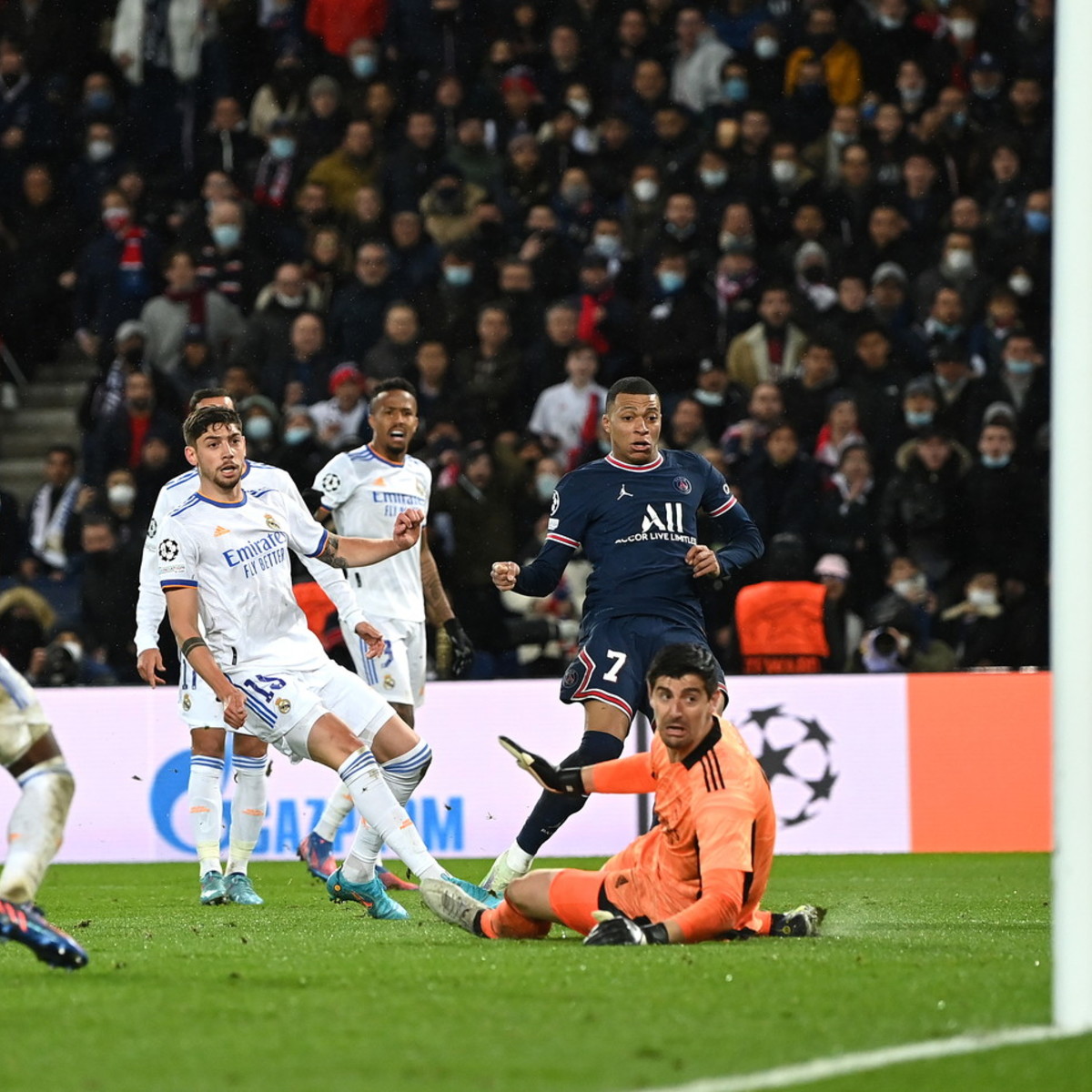 Messi sbaglia un rigore, Mbappé è letale al 94': il PSG stende un brutto Real
