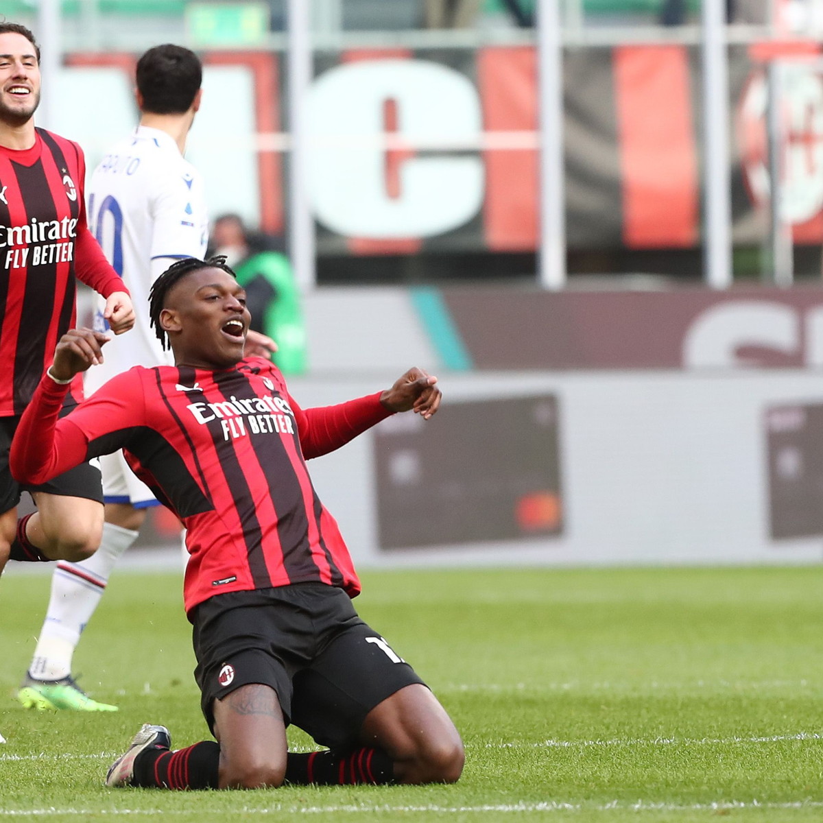 Leao premiato a Milanello: "Spero di vincere qualcosa di importante". Ora il rinnovo