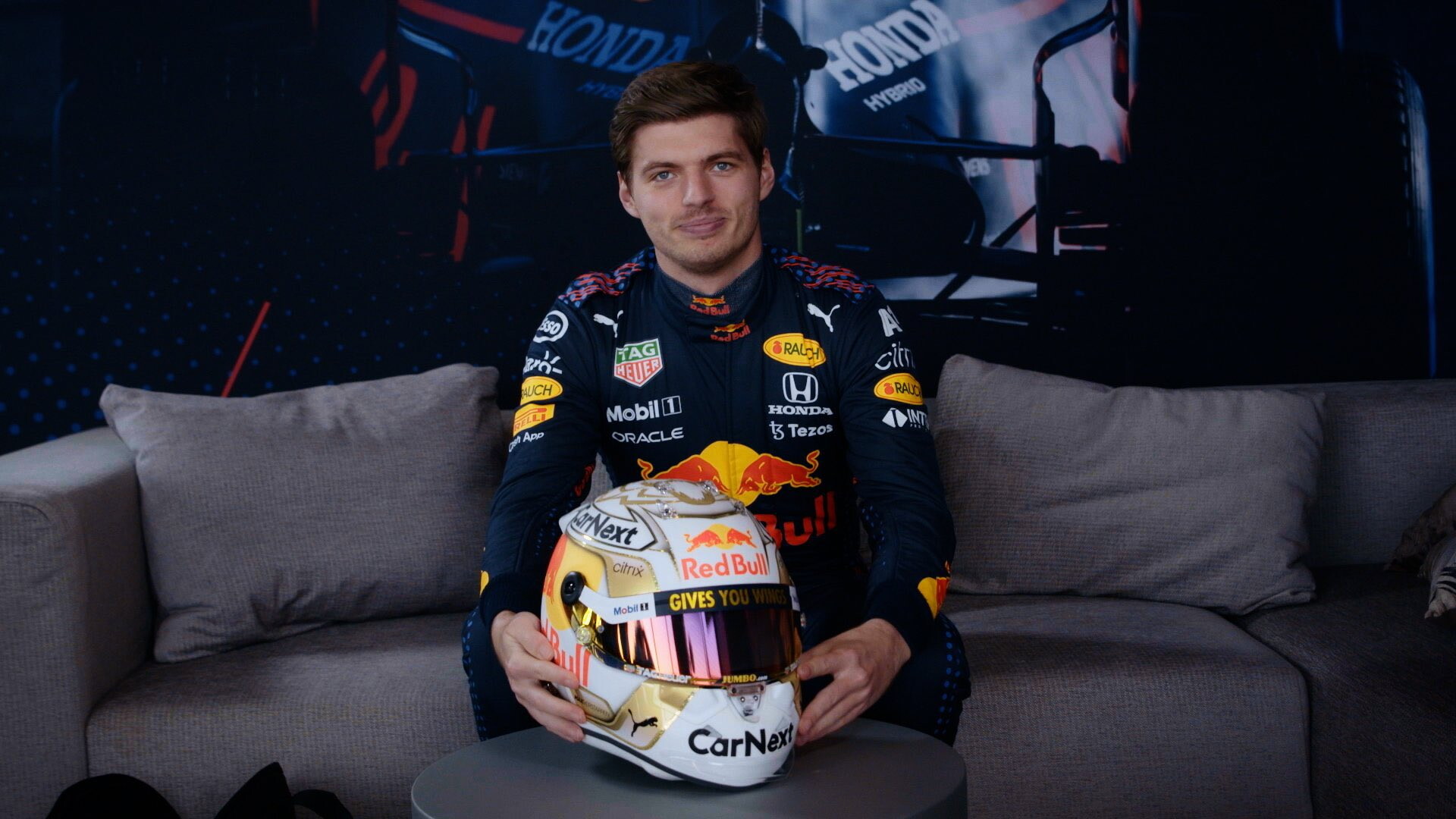 Verstappen si colora d'oro: casco con il numero 1