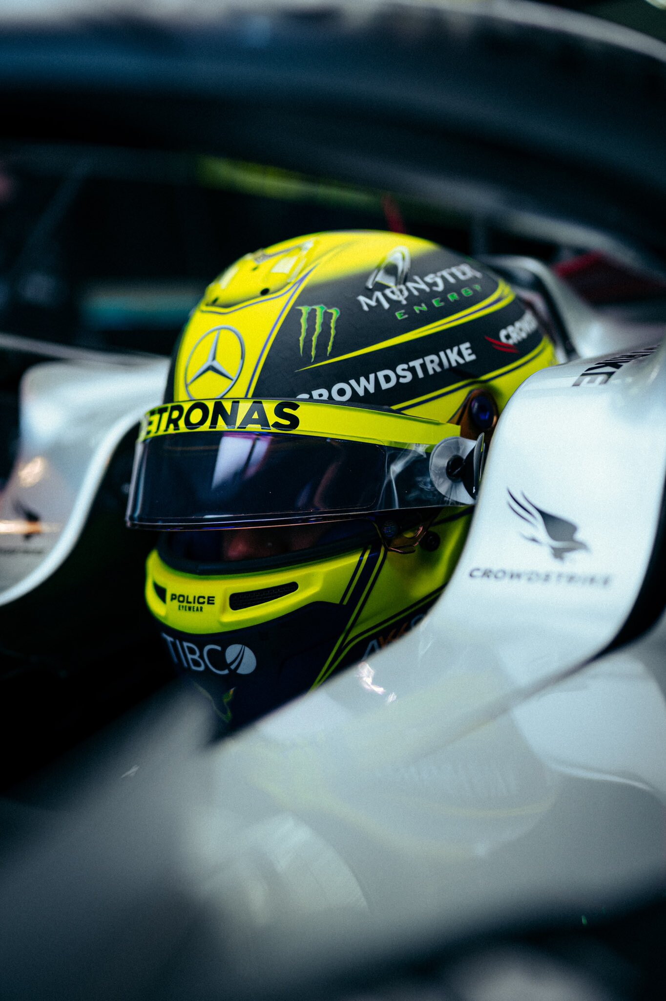 Hamilton torna alle origini: casco giallo per il 2022