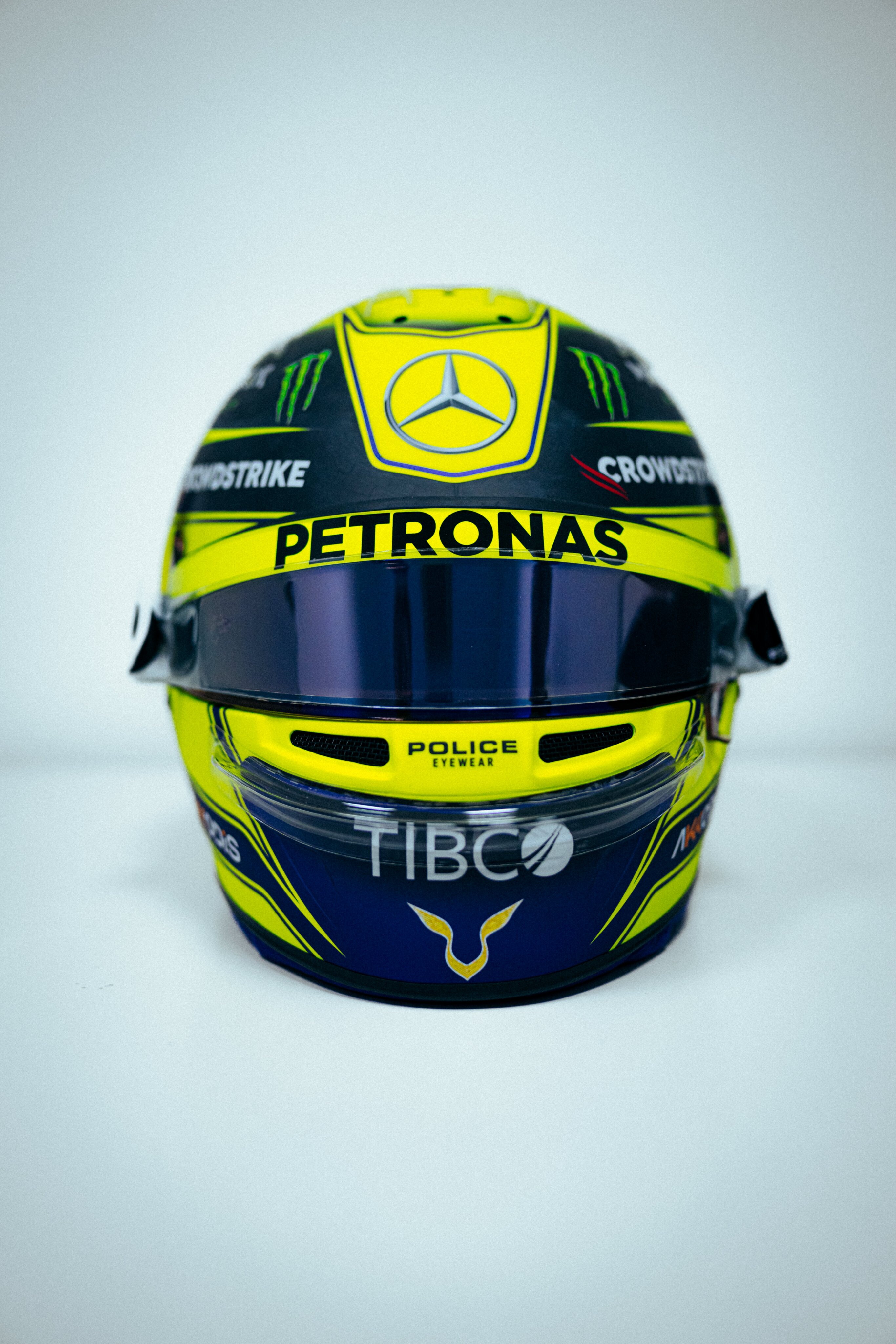 Hamilton torna alle origini: casco giallo per il 2022