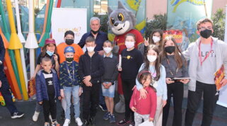 Mourinho in visita al Bambino Ges&ugrave;, sorrisi e regali ai piccoli ospiti