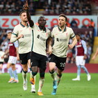 Il Liverpool non molla: rimonta l&#39;Aston Villa e aggancia il City in testa