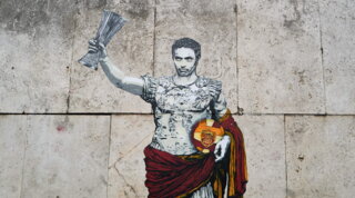 Roma in parata per la città con la Conference League: tifosi in delirio al Circo Massimo e al Colosseo