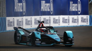 Evans trionfa al fotofinish, Jakarta amara per Giovinazzi