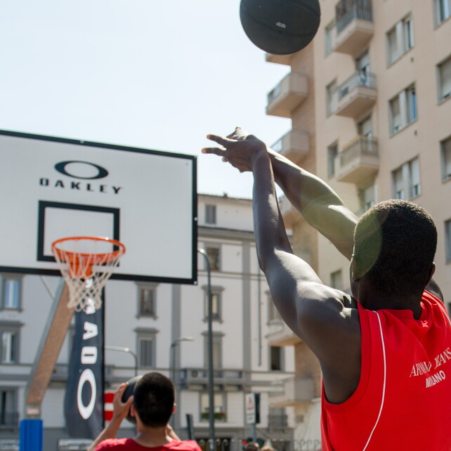 Oakley riqualifica lo spazio Sammartini 31: il nuovo campo da basket