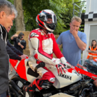 Di nuovo insieme: Wayne Rainey sulla sua Yamaha 500 a Goodwood!&nbsp;
