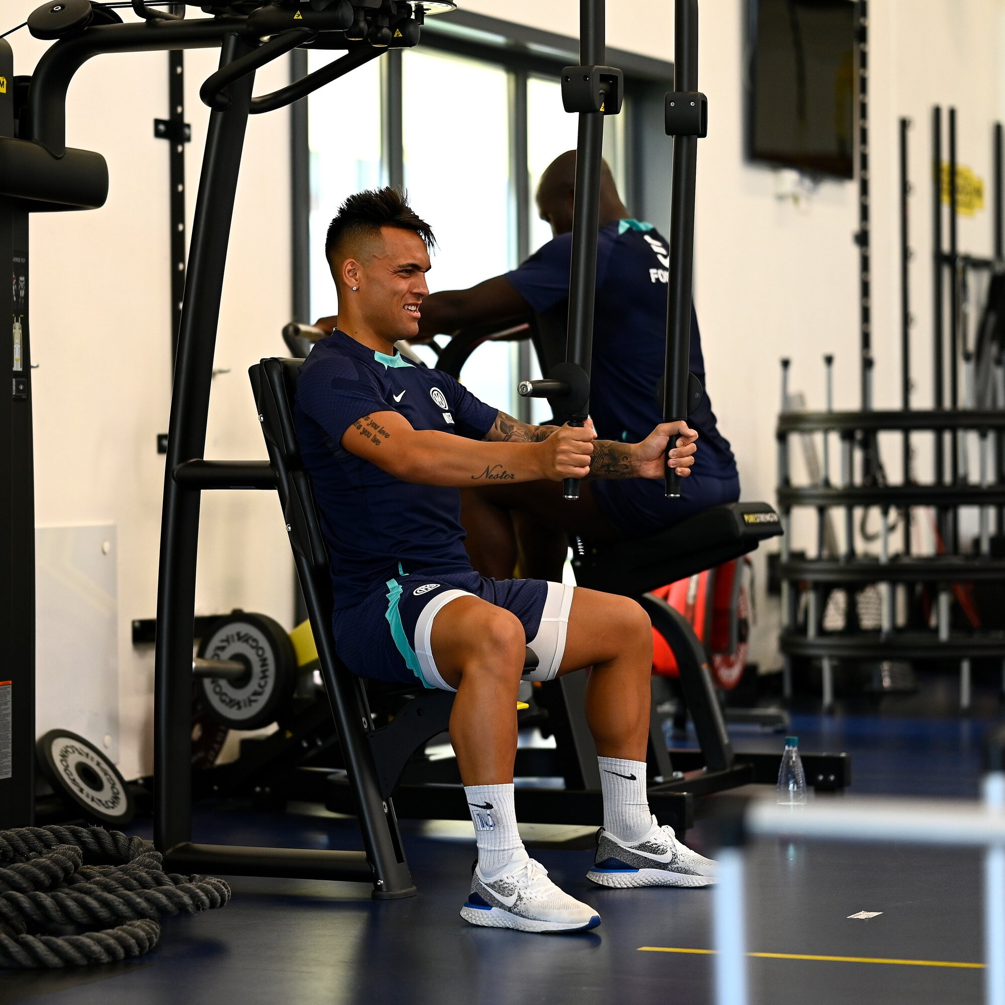 <p>Insieme Lukaku e Lautaro hanno segnato 78 gol in 76 gare, in pratica con loro l'Inter partiva sempre dall’1-0 e da oggi i due attaccanti sono di nuovo insieme. Dopo che il belga si è tagliato le vacanze, da oggi mister Inzaghi avrà nuovamente a disposizione la coppia che ha fatto le fortune di Conte nel suo biennio interista e i social del club celebrano la nuova unione della LuLa con una serie di scatti mentre i due attaccanti lavorano sodo: “Sono tornati”.</p>