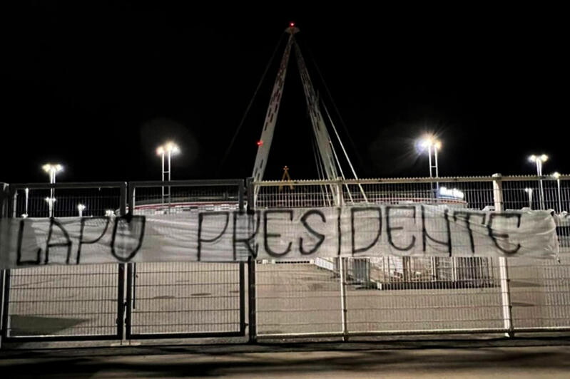 Tifosi Juve: non solo Del Piero, spunta lo striscione "Lapo presidente" - foto 1