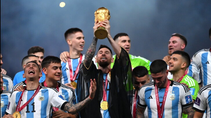 Messi rende omaggio al Qatar col "bisht": ecco cos'&egrave; la mantellina indossata da Leo