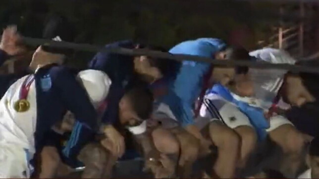 Argentina, che rischio! Messi e quattro compagni sfiorano i cavi del tram 